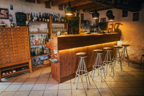 - un bar avec tabourets de bar dans la chambre dans l'établissement Une pause sur la colline, à Saint-Romain-de-Surieu