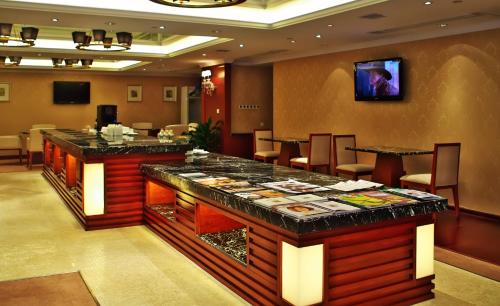 a bar in a hotel lobby with a table and chairs at Hotel Nikko Wuxi in Wuxi