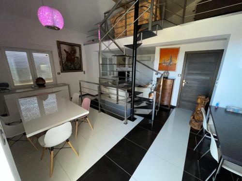 Villa moderne avec piscine vue mer à Nice Bellet