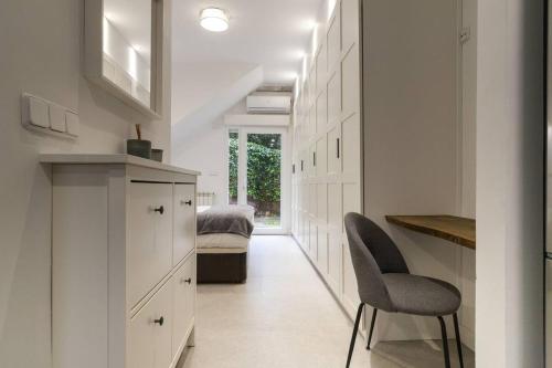 eine Küche mit weißen Schränken, einem Schreibtisch und Stühlen in der Unterkunft Apartamento Bronce by Clabao in Madrid