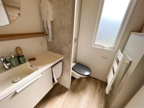 Bilik mandi di Camping La Clape Village