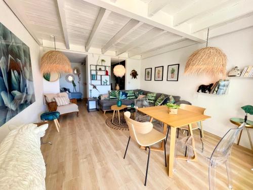 un salon avec une table et des chaises dans l'établissement PGH N24 - Duplex sur le Port avec Parking Privé, à La Grande Motte