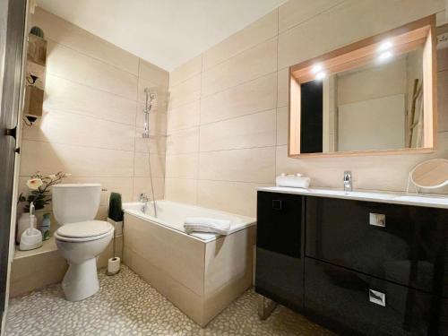 une salle de bain avec toilettes, baignoire et lavabo dans l'établissement PGH N24 - Duplex sur le Port avec Parking Privé, à La Grande Motte