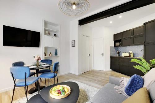 un salon avec un canapé et une table dans l'établissement Lovely apartment - 1BR-4P - Buttes-Chaumont, à Paris