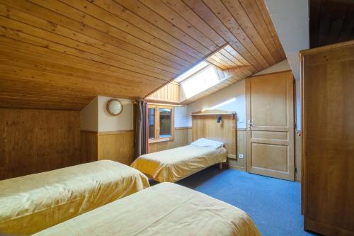 a hotel room with two beds and a window at Résidence Les Balcons De Val Cenis Le Haut in Lanslevillard