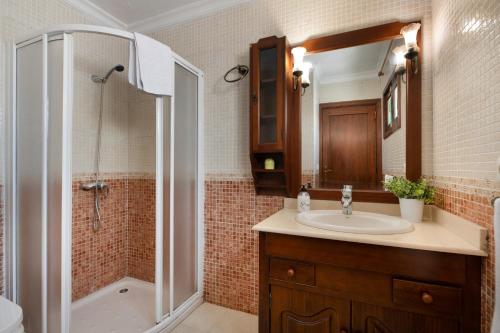 a bathroom with a sink and a shower at Villa Mirafondo in Tías
