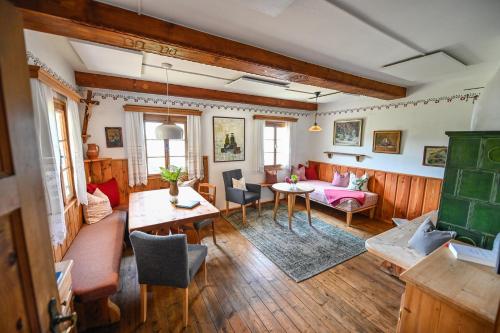 un soggiorno con un divano e un tavolo di Jagawirt Bauernhaus a Grubberg