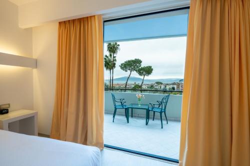 Postel nebo postele na pokoji v ubytování Hilton Sorrento Palace