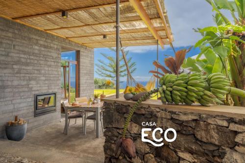 een kamer met een tafel met een bos bananen bij Casas Da Vereda in Estreito da Calheta