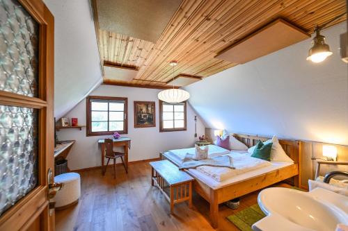 una camera con letto, tavolo e lavandino di Jagawirt Bauernhaus a Grubberg