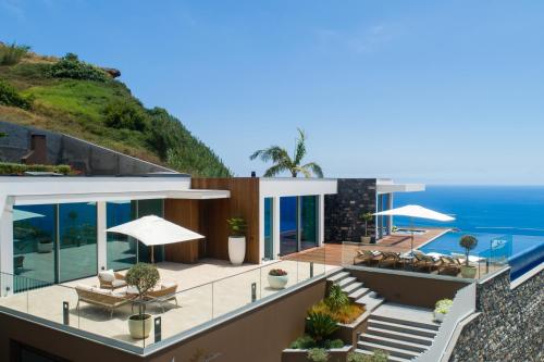 a house with a view of the ocean at Refúgio na Escarpa Luxury Villa in Quinta Grande
