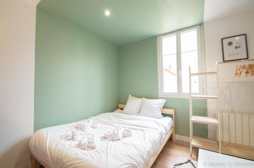 une chambre avec un lit avec des draps blancs et une fenêtre dans l'établissement Studio calme proche Vilaine - Ty ar Sant-Elier, à Rennes