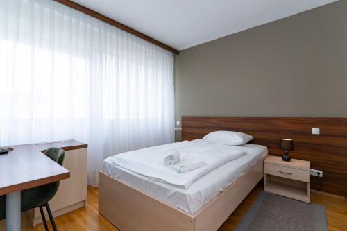 Ένα ή περισσότερα κρεβάτια σε δωμάτιο στο Artearia Hotel