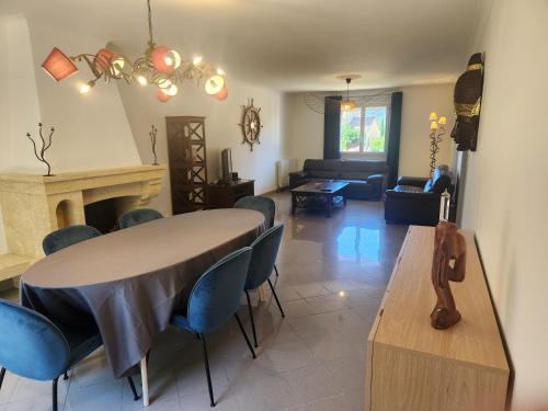 Photo de la galerie de l'établissement Villa cossue spacieuse climatisée, à Saint-Chinian