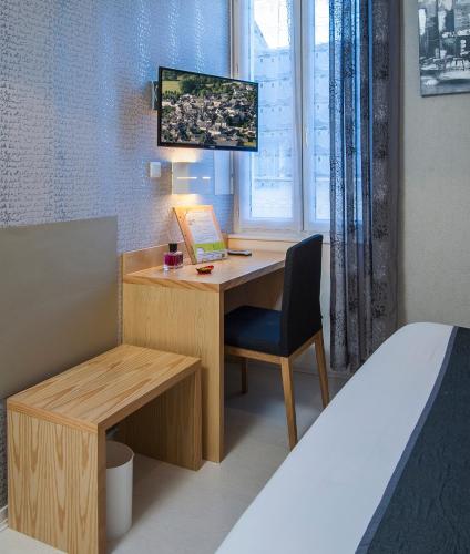 Televisyen dan/atau pusat hiburan di Logis Hôtel Restaurant Cazes Arazat