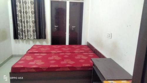 En eller flere senge i et værelse på The Pink Door Hostel