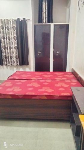 En eller flere senge i et værelse på The Pink Door Hostel