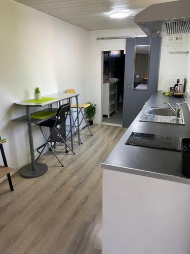 une cuisine avec une table et un comptoir dans l'établissement Studio indépendant proche Aix en Provence avec jacuzzi, à La Barben