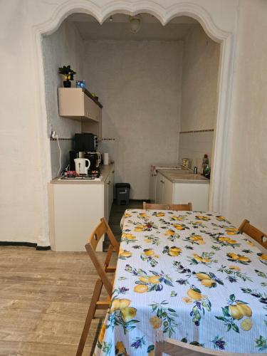 une salle à manger avec une table et une cuisine dans l'établissement LIBERTE1, à Arles