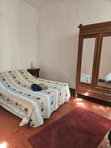 une chambre avec un lit avec un ours en peluche dessus dans l'établissement LIBERTE1, à Arles