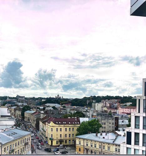 vistas a una ciudad con coches y edificios en FORUM apartments, en Leópolis