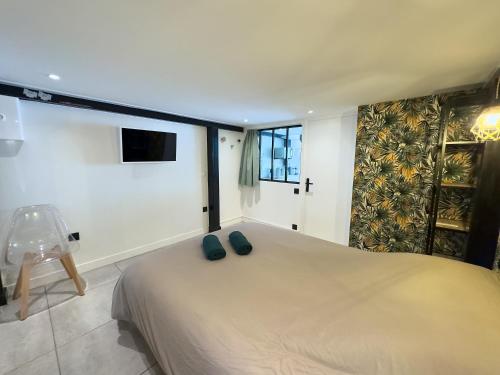 une chambre avec un grand lit et une fenêtre dans l'établissement Pépite entre Le Panier et le Vieux-port, à Marseille