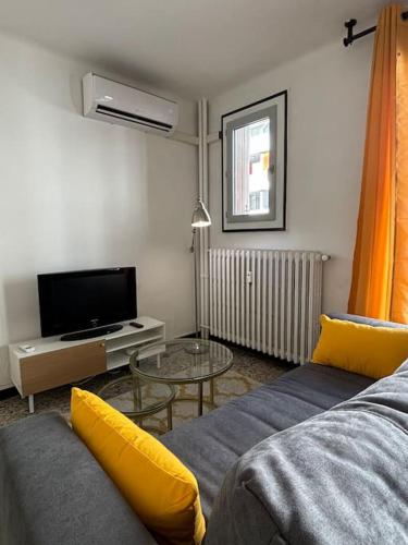 un salon avec un canapé et une télévision dans l'établissement Studio climatisé - 3min à pied Gare Saint Charles - 15 min à pieds du Vieux port, à Marseille