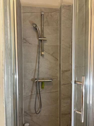 une douche avec pommeau de douche dans une salle de bain dans l'établissement Studio climatisé - 3min à pied Gare Saint Charles - 15 min à pieds du Vieux port, à Marseille