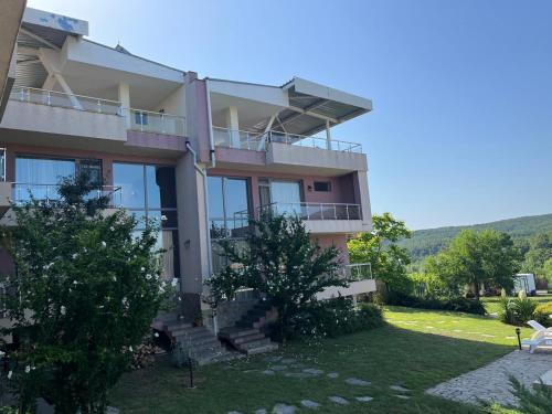 una villa con vistas a una casa en Sunny house, en Pismenovo