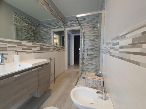 ein Badezimmer mit Waschbecken, Dusche und Toilette in der Unterkunft La Palma in Lerici