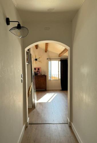 a hallway with an archway in a house at Casa Mare Bel Appartement, vue mer et vieux port Citadelle Bastia in Bastia