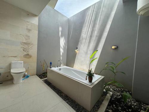 Et badeværelse på 2 Bedroom Bloom Villa