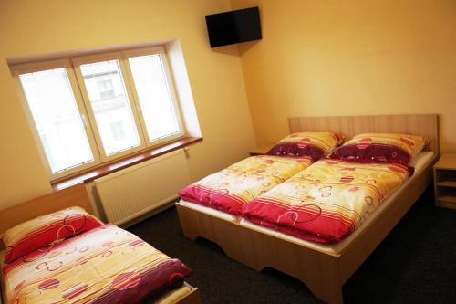 Ein Bett oder Betten in einem Zimmer der Unterkunft Penzion Taurus