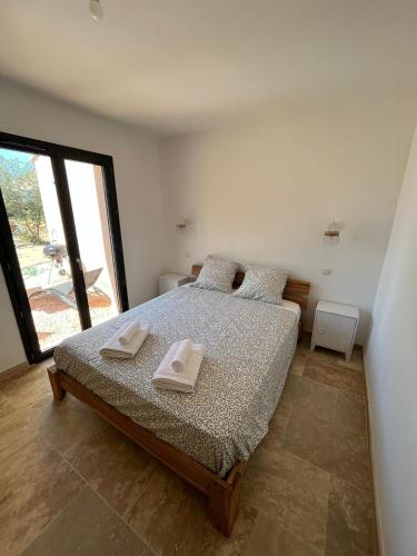 une chambre avec un lit avec deux serviettes dessus dans l'établissement Villa roche blanche 1, à La Verdière