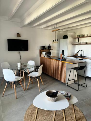 Kuchyň nebo kuchyňský kout v ubytování Duplex vue mer - piscine - 5 min des plages