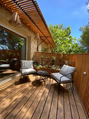 Rõdu või terrass majutusasutuses Les Jardins de l'Oustal