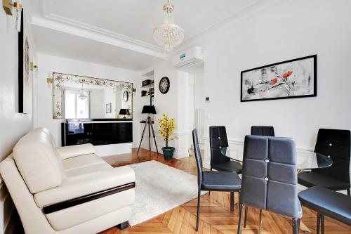 un salon avec une table et des chaises dans l'établissement Dazzling flat - 3BD8P - Arc de Triomphe, à Paris