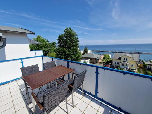 a balcony with a table and chairs and the ocean at Ferienwohnung Lorenz in Sassnitz