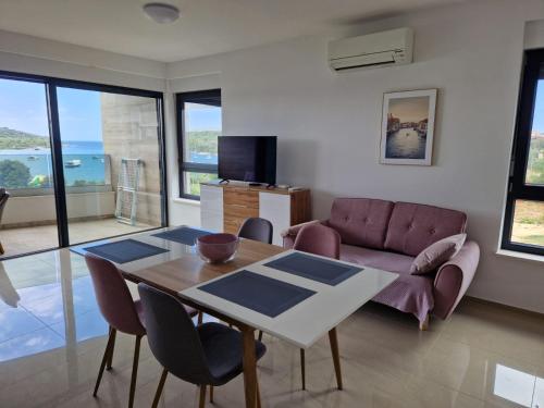 Apartman Hela s direktnim pogledom na more i zajedničkim bazenom