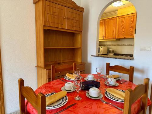 ein Esszimmer mit einem Tisch mit Stühlen und einem Tisch in der Unterkunft Homely Apartments Sol Y Mar in Torrevieja