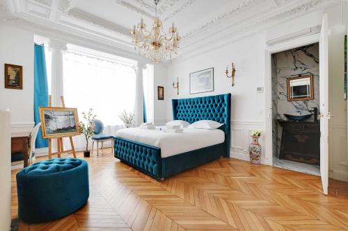 - une chambre avec un lit bleu et un lustre dans l'établissement Luxurious flat - 4BD8P - Arc de Triomphe, à Paris