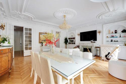 une salle à manger blanche avec une table et des chaises dans l'établissement Luxurious flat - 4BD8P - Arc de Triomphe, à Paris