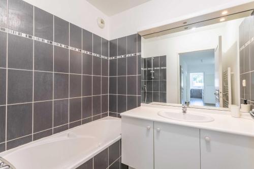 Photo de la galerie de l'établissement 2 bedroom apartment with balcony 10th arr, à Marseille