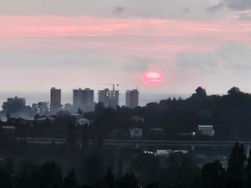 MejinistsqaliにあるHomeの夕日を背景に