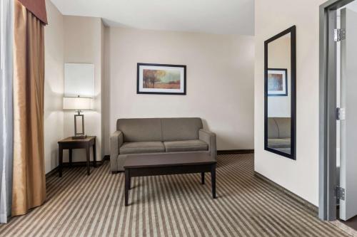 Гостиная зона в Best Western Plus Fergus Hotel