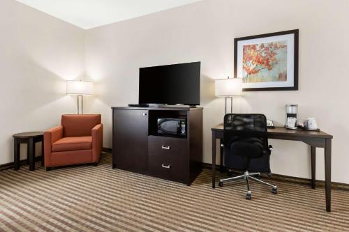 Телевизор и/или развлекательный центр в Best Western Plus Fergus Hotel