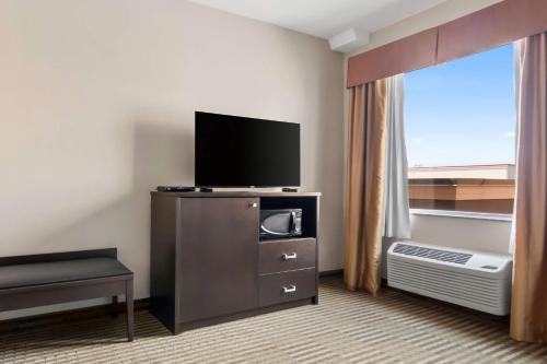 Телевизор и/или развлекательный центр в Best Western Plus Fergus Hotel