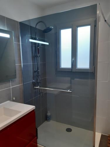Ένα μπάνιο στο MAISON de Vacances Entière à 10 mn de La Rochelle