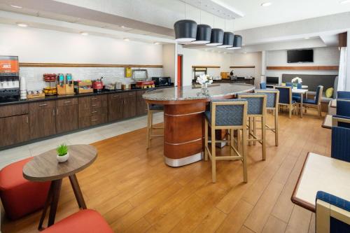 a restaurant with a bar in the middle of a room at Hampton Inn Lexington South-Keeneland Airport in Lexington
