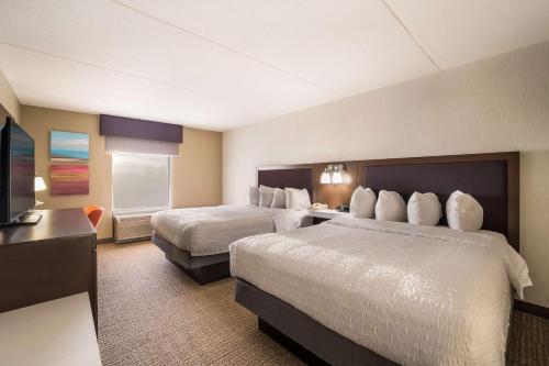 Una cama o camas en una habitación de Hampton Inn McHenry